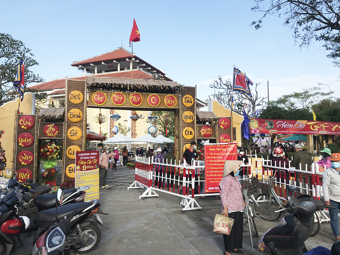 'Phiên chợ Tết xưa 0 đồng' cho người nghèo nơi phố cổ Hội An ảnh 1