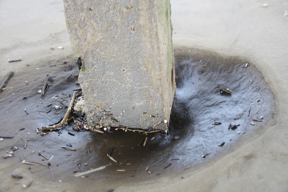 Nước biển nổi bọt đen như cà phê lan rộng vùng biển Khu kinh tế Dung Quất ảnh 5