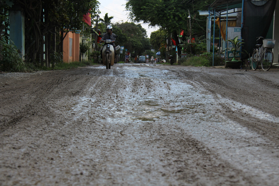 Cho nhà thầu Trung Quốc mượn, 7 tuyến đường Quảng Ngãi hóa 'bãi trâu, ổ voi' ảnh 5