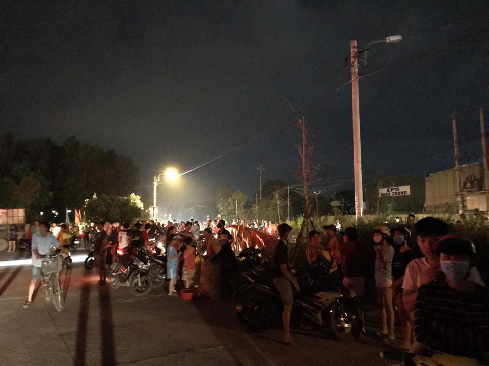 Bất chấp 'cách ly toàn xã hội', dân đổ xô đi xem cháy xưởng ảnh 5