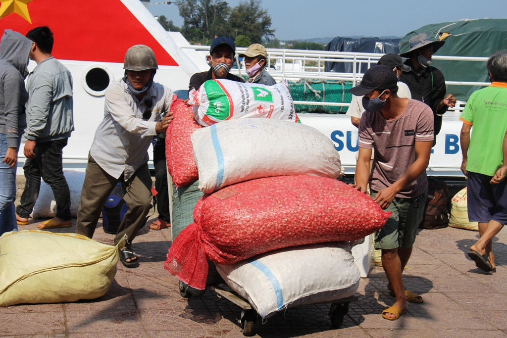  Ra vào đảo Lý Sơn bắt đầu nhộn nhịp sau 15 ngày giãn cách ảnh 3