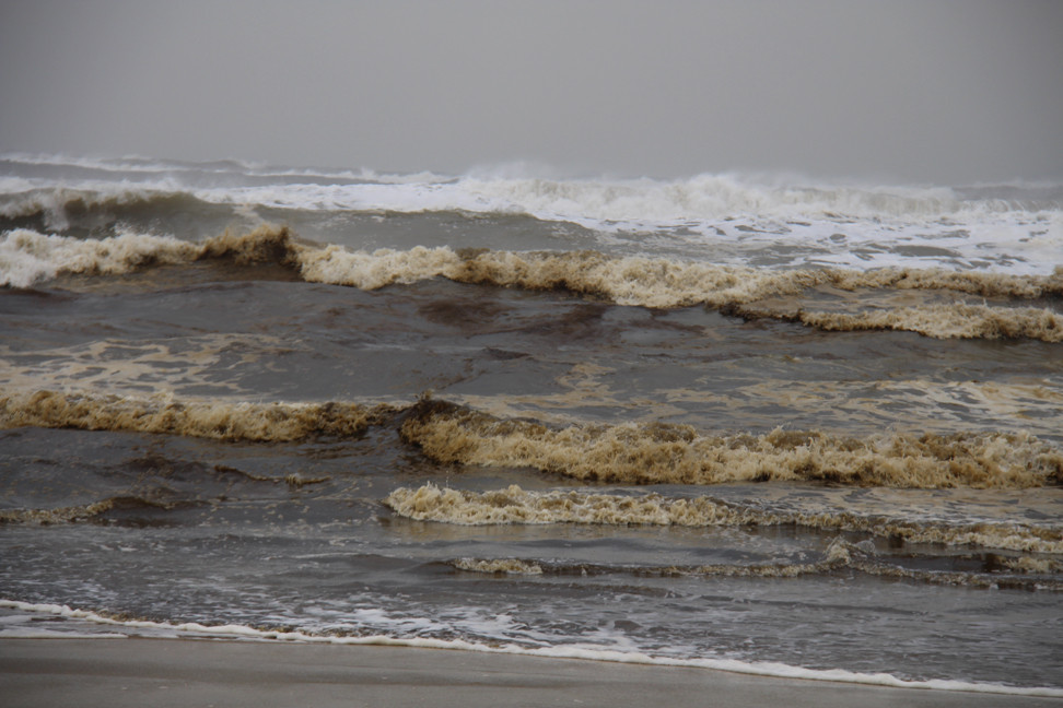 Nước biển nổi bọt đen như cà phê lan rộng vùng biển Khu kinh tế Dung Quất ảnh 1