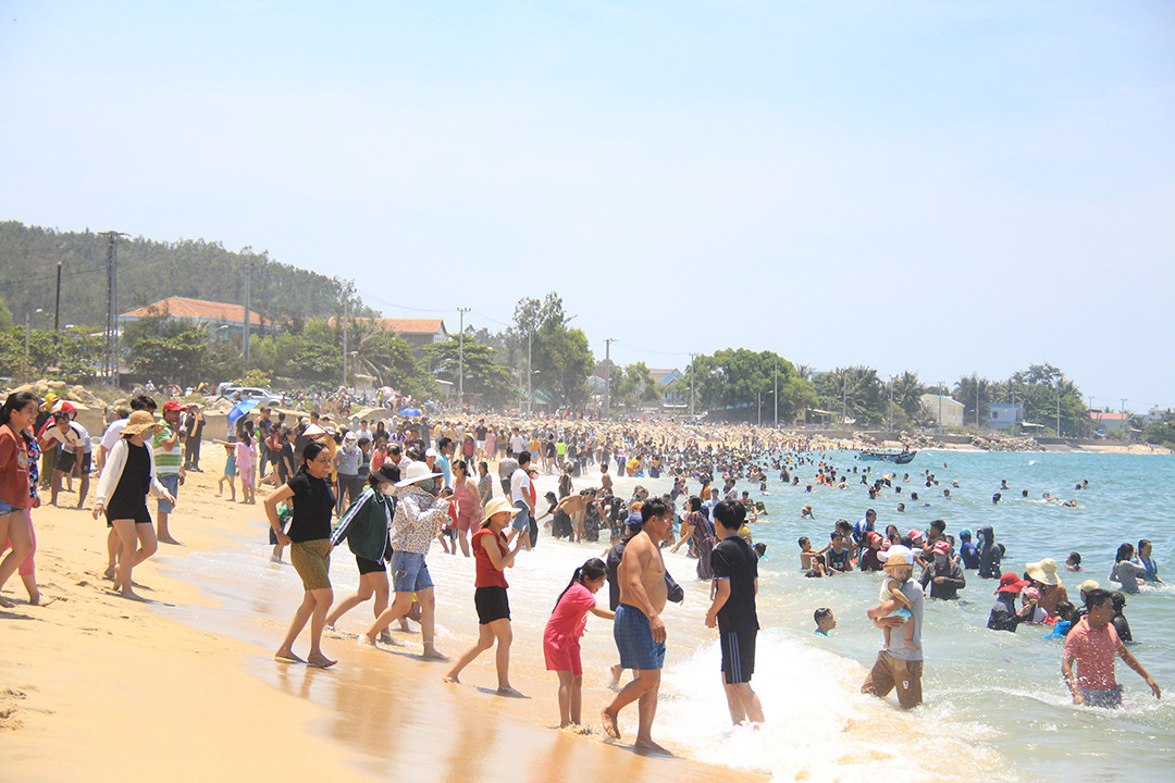 Hàng nghìn người đội nắng tắm biển giữa trưa Tết Đoan Ngọ ảnh 2