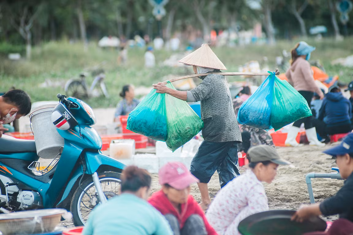 Chợ cá lúc bình minh bên đường Hoàng Sa ảnh 12