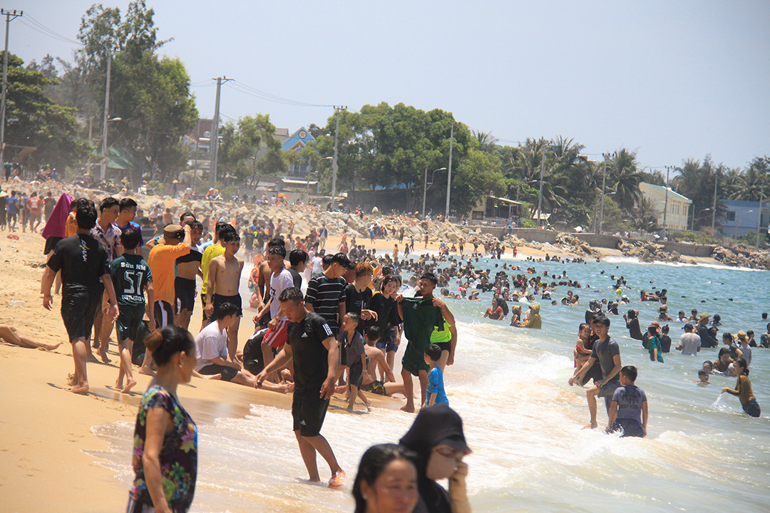 Hàng nghìn người đội nắng tắm biển giữa trưa Tết Đoan Ngọ ảnh 3