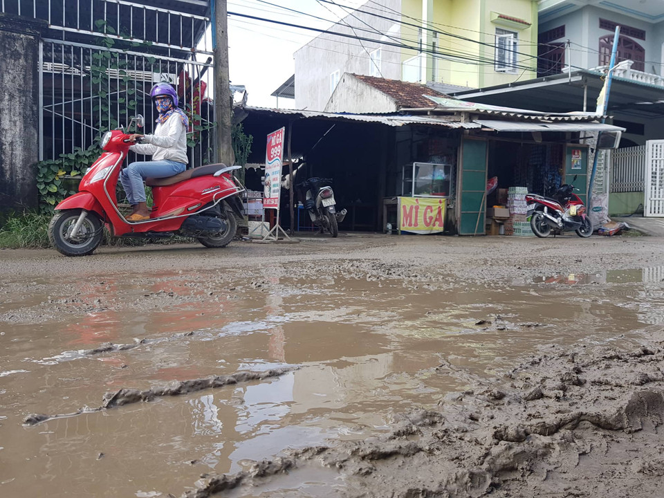 Cho nhà thầu Trung Quốc mượn, 7 tuyến đường Quảng Ngãi hóa 'bãi trâu, ổ voi' ảnh 6