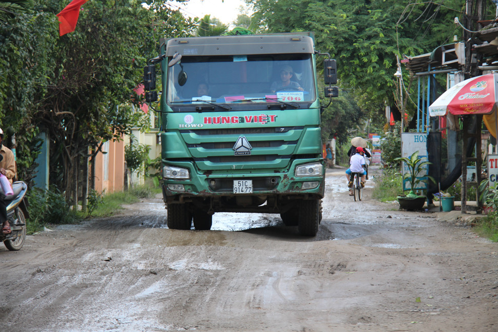 Cho nhà thầu Trung Quốc mượn, 7 tuyến đường Quảng Ngãi hóa 'bãi trâu, ổ voi' ảnh 7