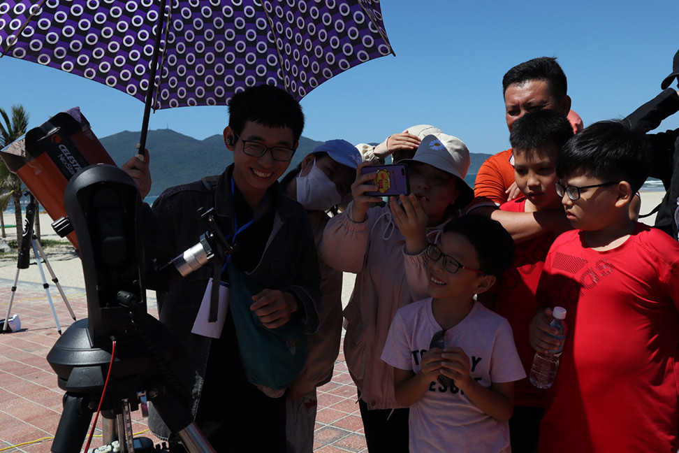 Đà Nẵng: Tây, ta cùng ngửa cổ chiêm ngưỡng nhật thực cuối cùng của thập kỷ ảnh 2