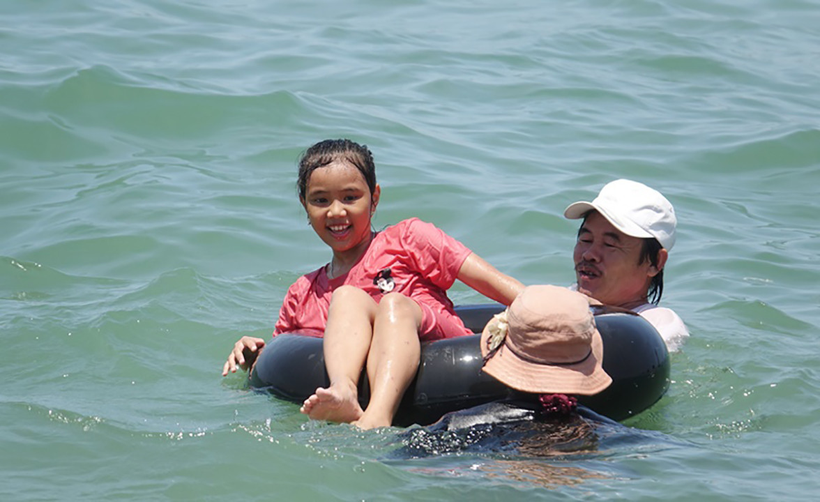 Hàng nghìn người đội nắng tắm biển giữa trưa Tết Đoan Ngọ ảnh 6