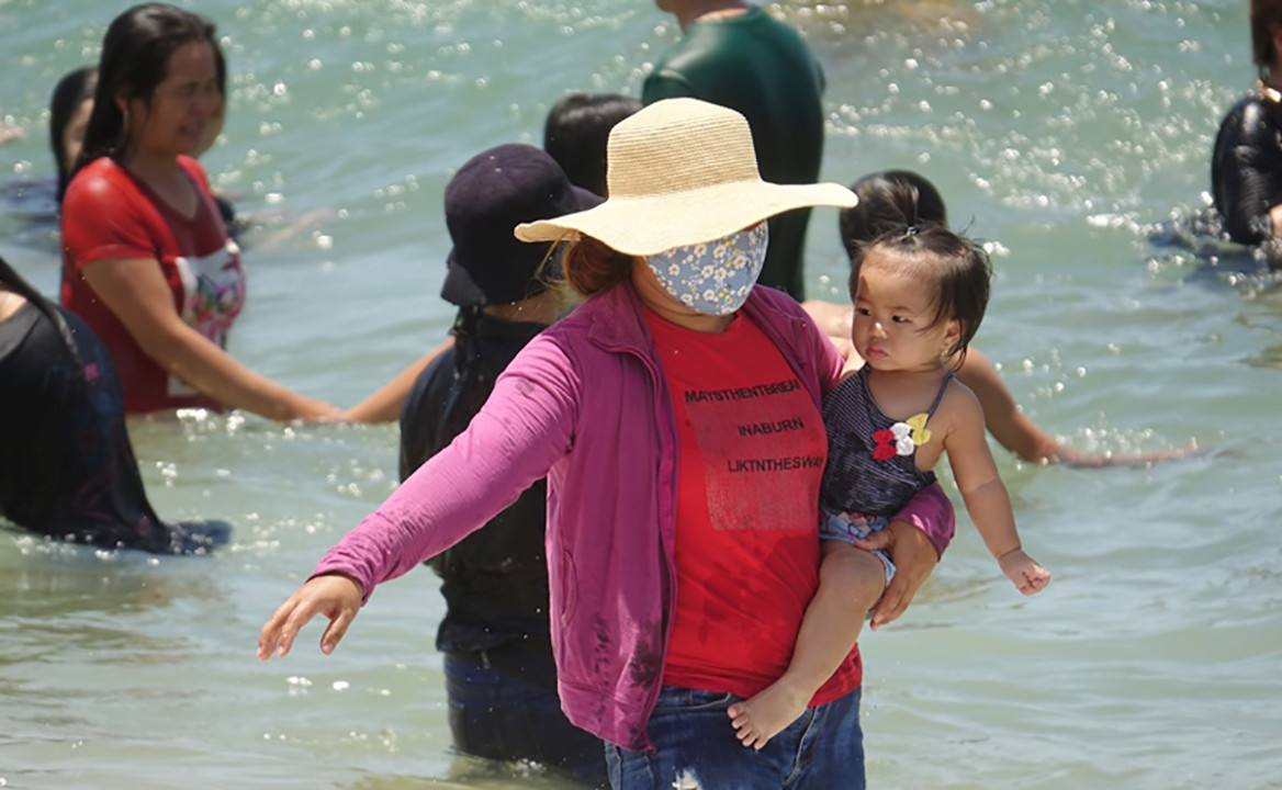 Hàng nghìn người đội nắng tắm biển giữa trưa Tết Đoan Ngọ ảnh 7