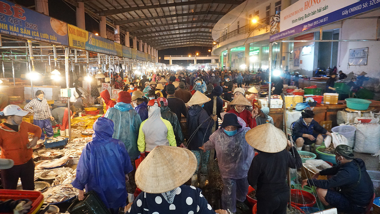 Trắng đêm mưu sinh giữa giá rét ở cảng cá lớn nhất miền Trung ảnh 5
