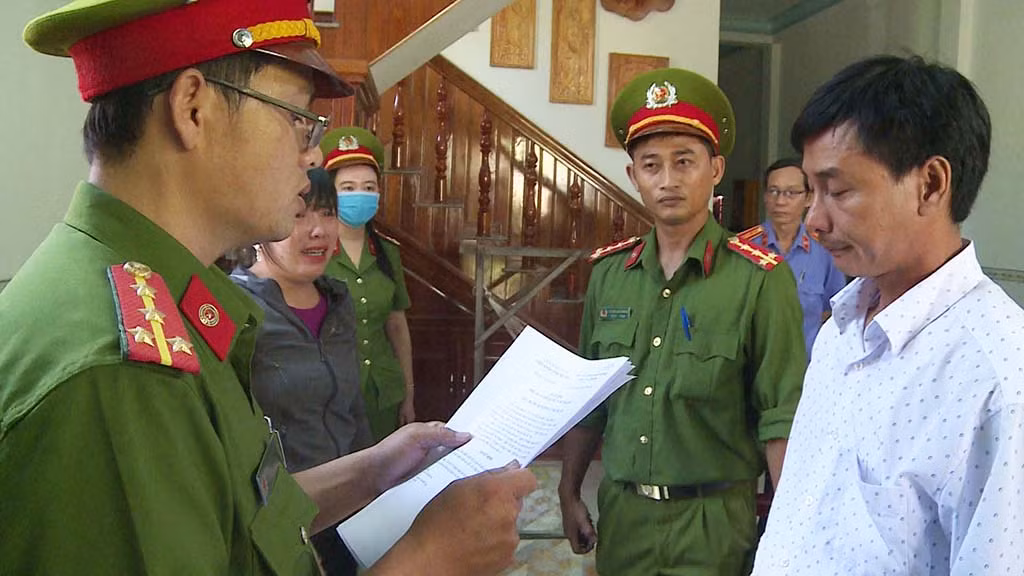 Ngất xỉu khi nghe đọc quyết định khởi tố, bắt tạm giam ảnh 1