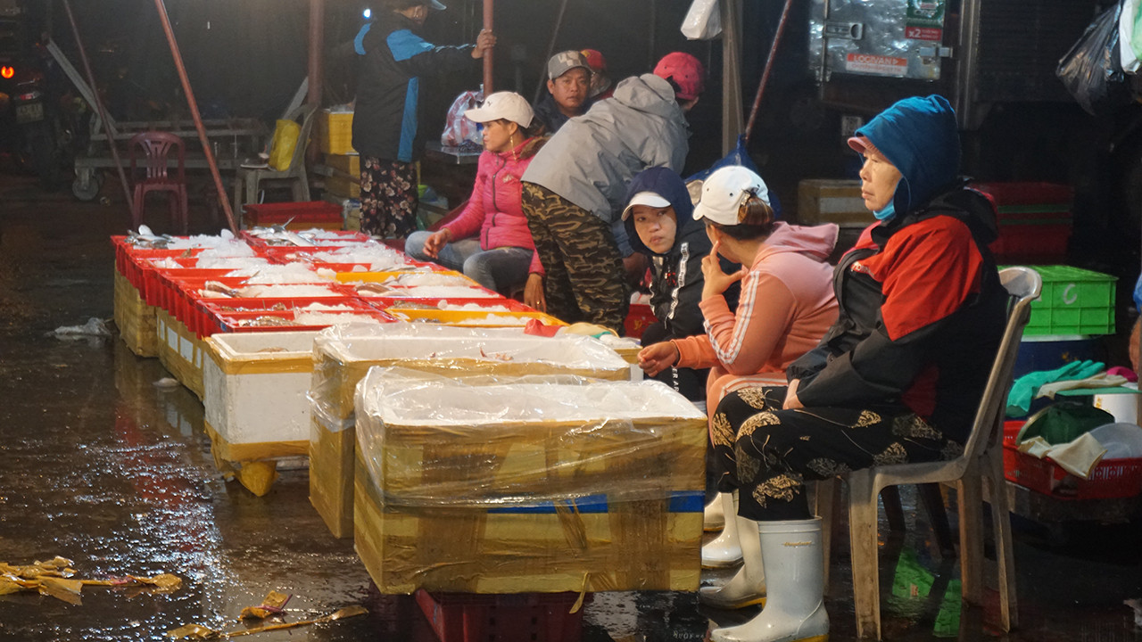 Trắng đêm mưu sinh giữa giá rét ở cảng cá lớn nhất miền Trung ảnh 7