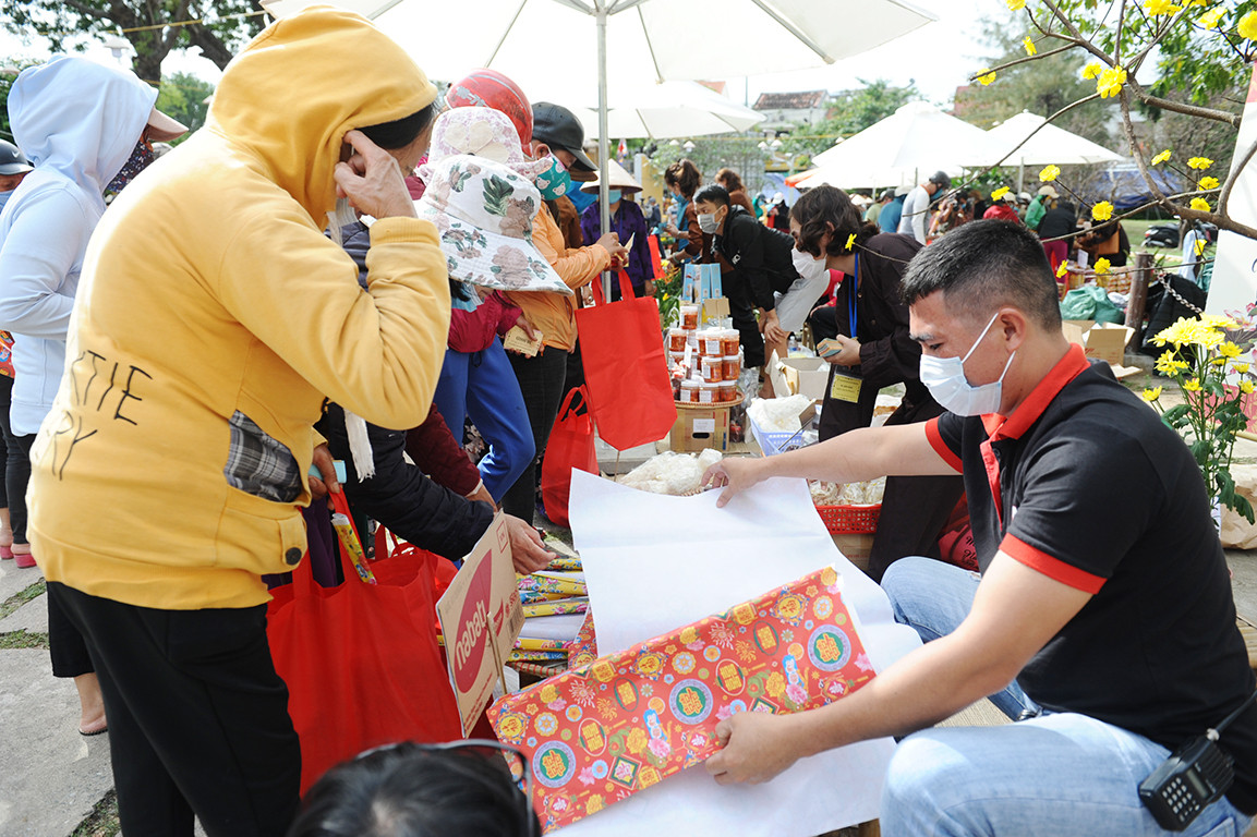 'Phiên chợ Tết xưa 0 đồng' cho người nghèo nơi phố cổ Hội An ảnh 7