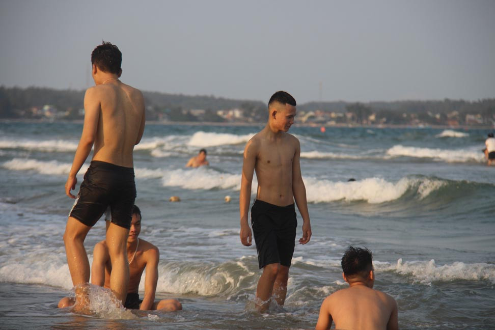 Mỹ Khê tấp nập người đổ xô tắm biển bất chấp lệnh cấm ảnh 4