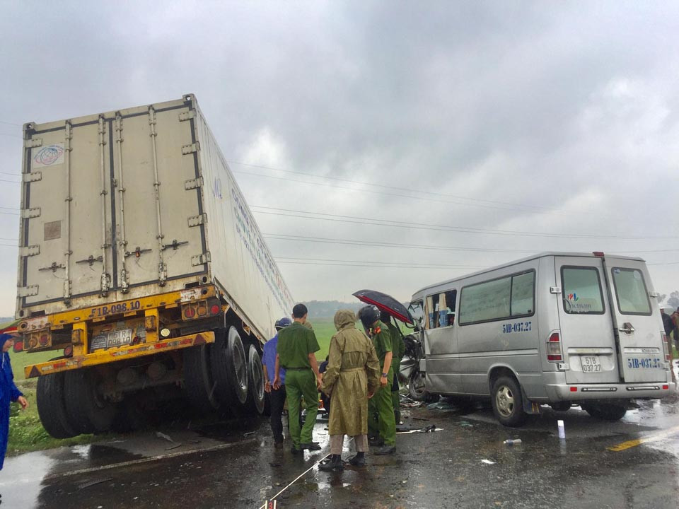 Va chạm cực mạnh giữa xe container và xe khách, 13 người thương vong ảnh 1