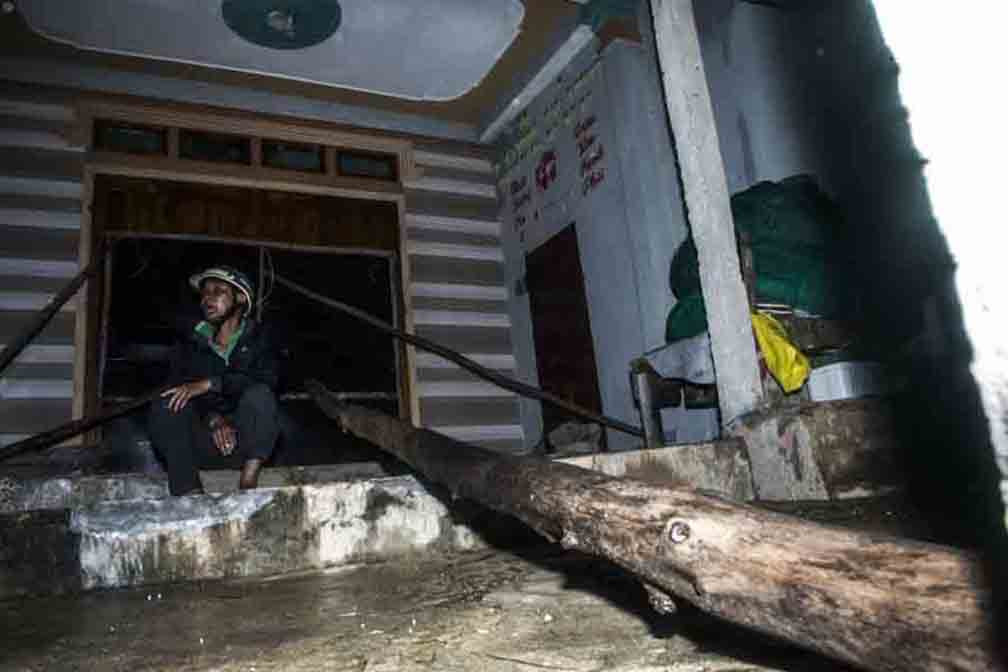 Bão số 9 đổ bộ: Sóng biển ập vào làng chài, người dân khóc vì mất nhà ảnh 4