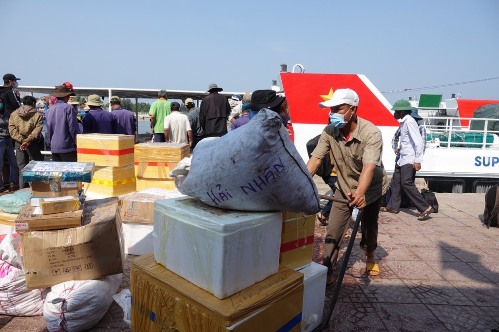  Ra vào đảo Lý Sơn bắt đầu nhộn nhịp sau 15 ngày giãn cách ảnh 2