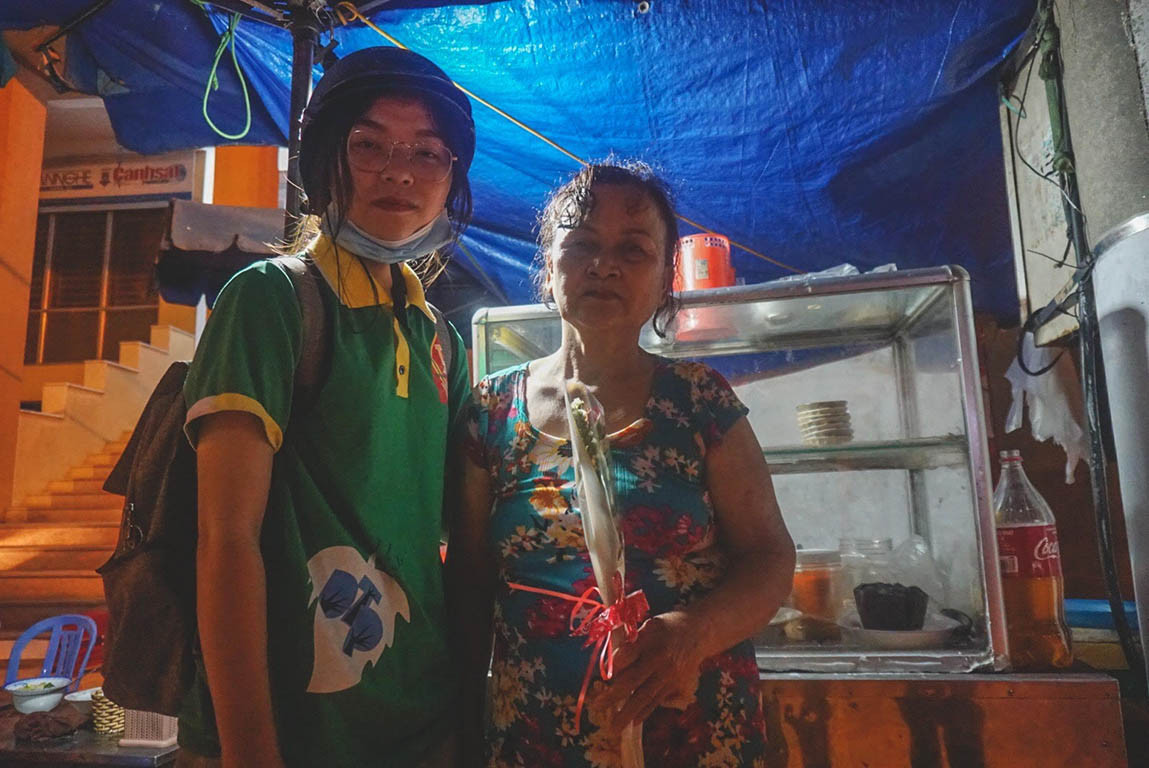 Tặng hoa trao yêu thương 8/3 cho chị em phụ nữ mưu sinh giữa đêm khuya ảnh 6