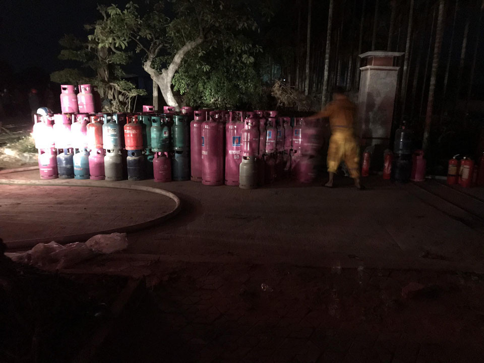 Bất chấp 'cách ly toàn xã hội', dân đổ xô đi xem cháy xưởng ảnh 2