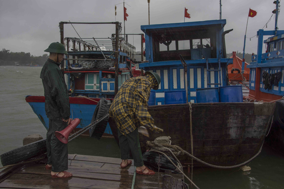 Nhiều tàu cá Quảng Ngãi chạy vào âu thuyền Trường Sa tránh bão số 5 ảnh 1