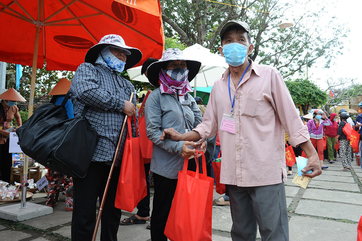 'Phiên chợ Tết xưa 0 đồng' cho người nghèo nơi phố cổ Hội An ảnh 6