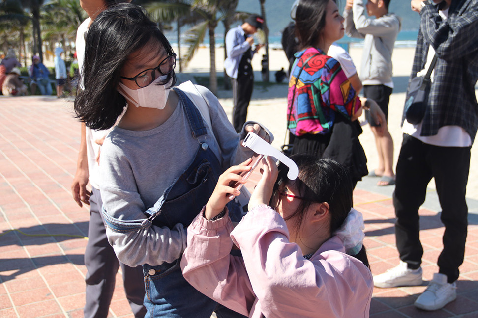 Đà Nẵng: Tây, ta cùng ngửa cổ chiêm ngưỡng nhật thực cuối cùng của thập kỷ ảnh 6