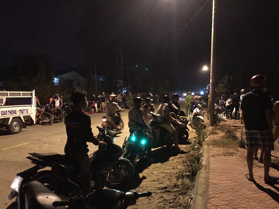 Bất chấp 'cách ly toàn xã hội', dân đổ xô đi xem cháy xưởng ảnh 6