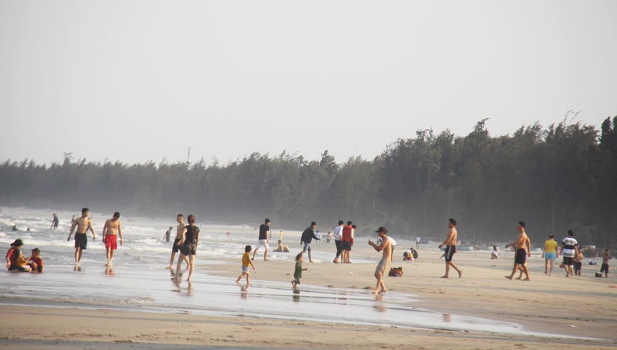 Mỹ Khê tấp nập người đổ xô tắm biển bất chấp lệnh cấm ảnh 1