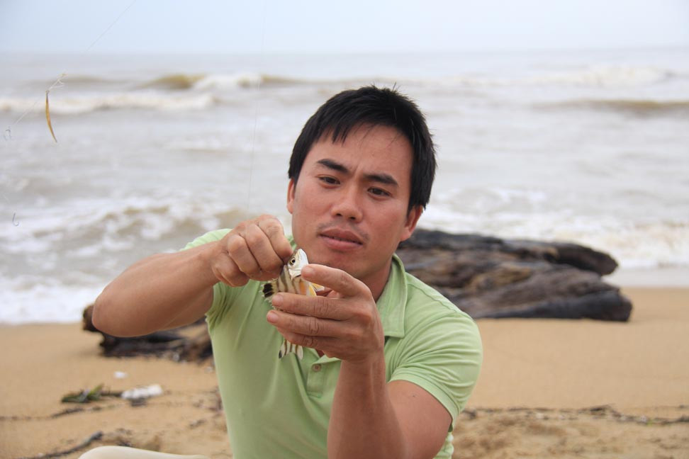  Thú vui buông câu mùa biển động ở Quảng Ngãi ảnh 3