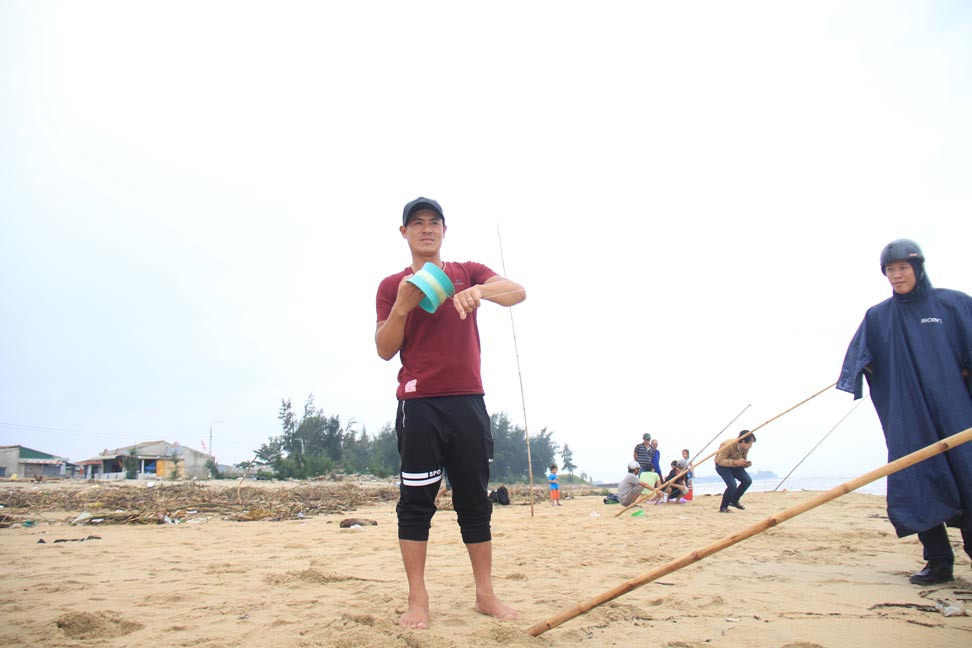  Thú vui buông câu mùa biển động ở Quảng Ngãi ảnh 2