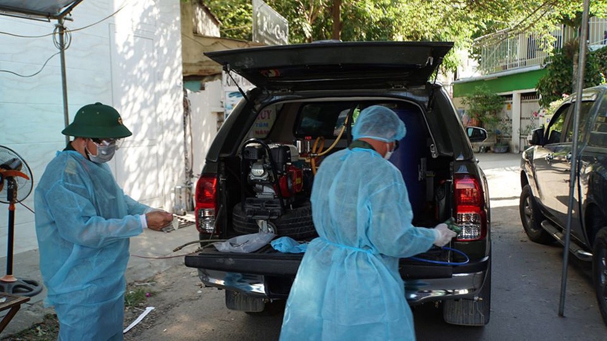 Xe chuyên dụng quân sự phun khử khuẩn khu vực bệnh nhân 419 sinh sống ảnh 1