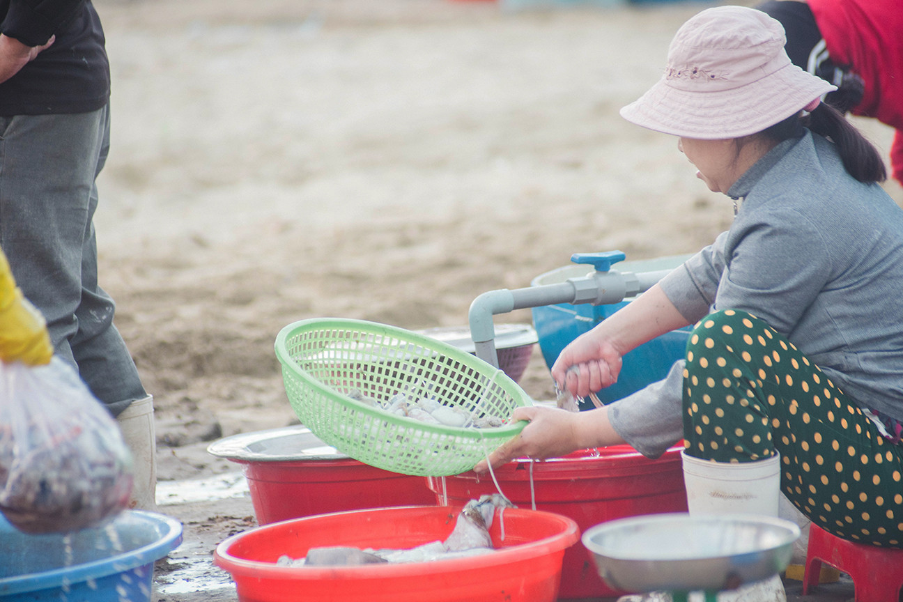 Chợ cá lúc bình minh bên đường Hoàng Sa ảnh 4