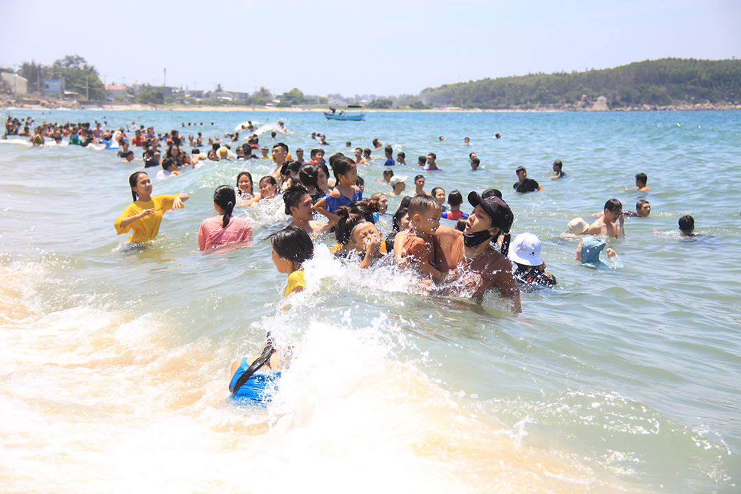 Hàng nghìn người đội nắng tắm biển giữa trưa Tết Đoan Ngọ ảnh 8