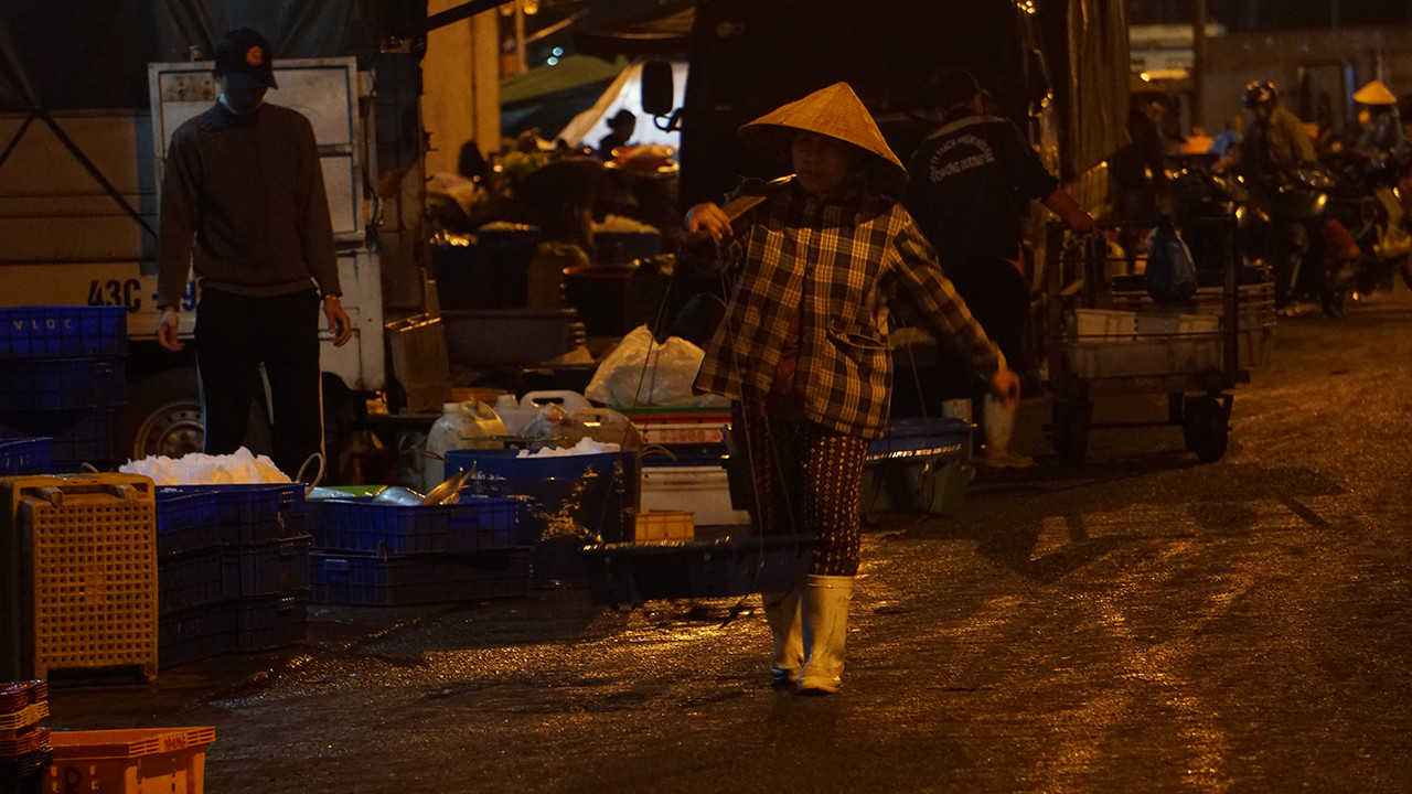 Trắng đêm mưu sinh giữa giá rét ở cảng cá lớn nhất miền Trung ảnh 2