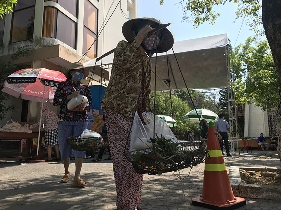 Cựu học sinh trung học mang 'ATM gạo tình thương' về cho người nghèo ảnh 6 Cựu học sinh trung học mang 'ATM gạo tình thương' về cho người nghèo ảnh 6