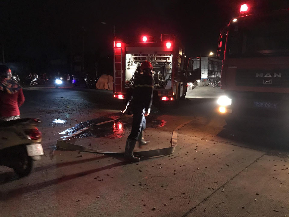 Bất chấp 'cách ly toàn xã hội', dân đổ xô đi xem cháy xưởng ảnh 3