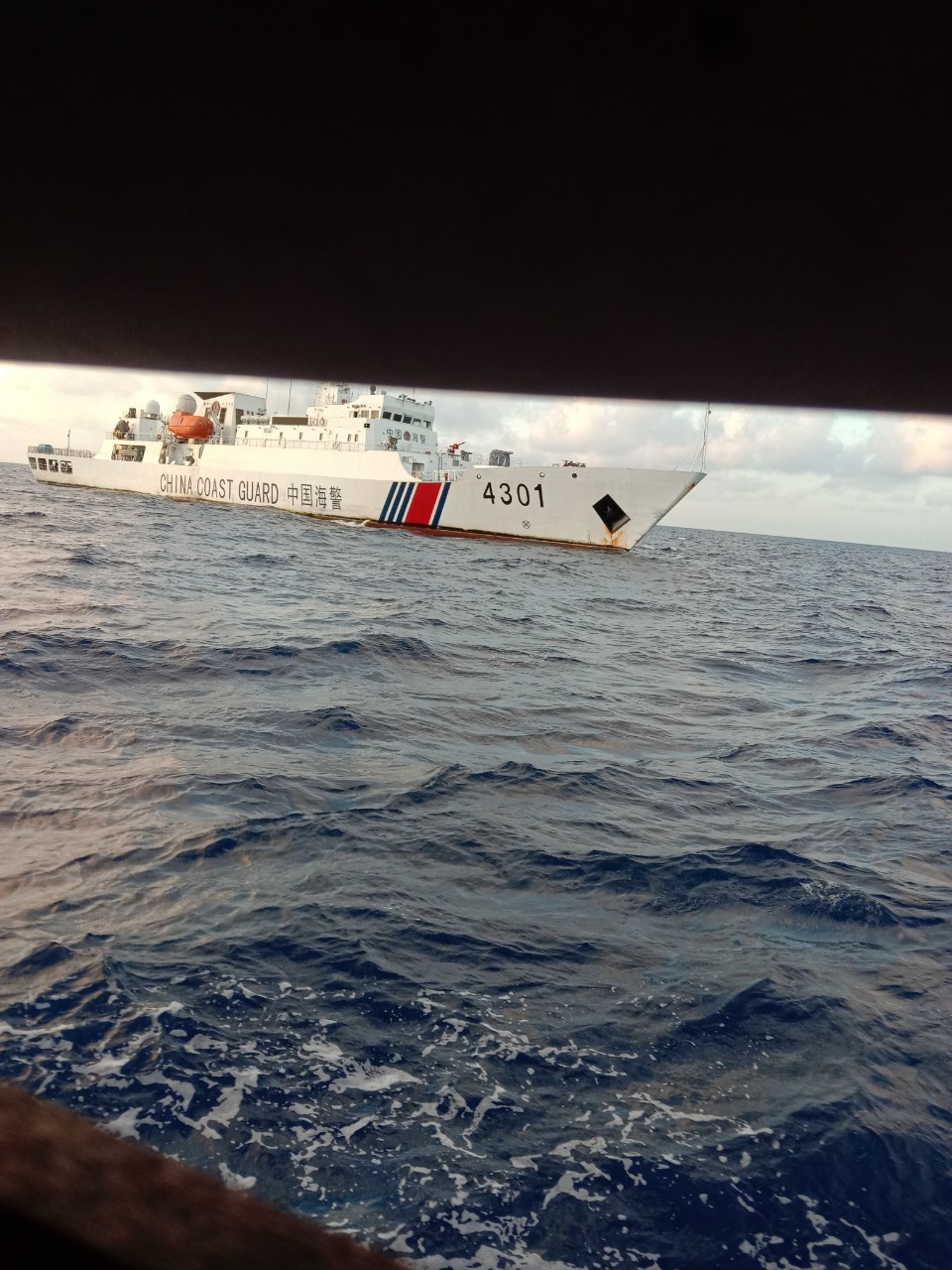 4 trong số 8 ngư dân Quảng Ngãi bị tàu Trung Quốc đâm chìm đã vào bờ an toàn ảnh 5