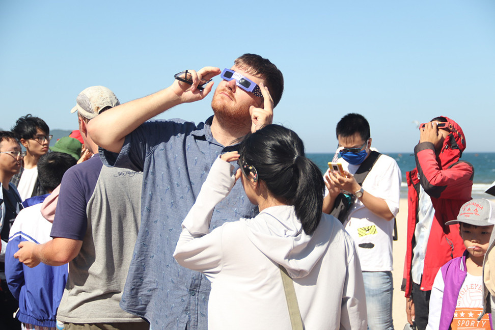 Đà Nẵng: Tây, ta cùng ngửa cổ chiêm ngưỡng nhật thực cuối cùng của thập kỷ ảnh 4