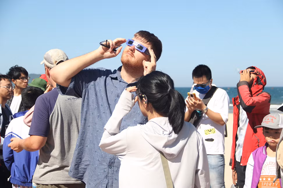 Đà Nẵng: Tây, ta cùng ngửa cổ chiêm ngưỡng nhật thực cuối cùng của thập kỷ ảnh 4