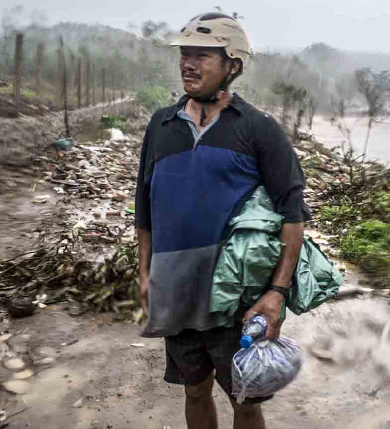 Bão số 9 đổ bộ: Sóng biển ập vào làng chài, người dân khóc vì mất nhà ảnh 5