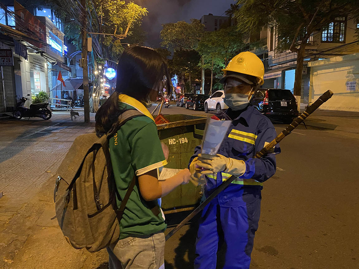 Tặng hoa trao yêu thương 8/3 cho chị em phụ nữ mưu sinh giữa đêm khuya ảnh 3