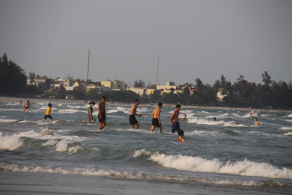 Mỹ Khê tấp nập người đổ xô tắm biển bất chấp lệnh cấm ảnh 2