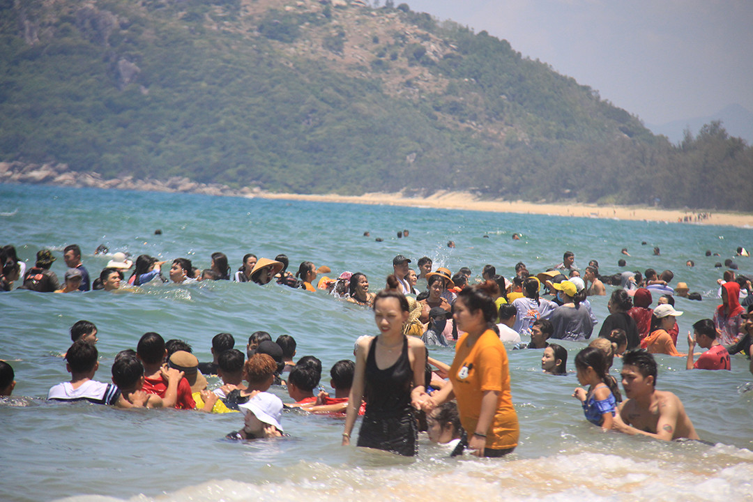 Hàng nghìn người đội nắng tắm biển giữa trưa Tết Đoan Ngọ ảnh 4