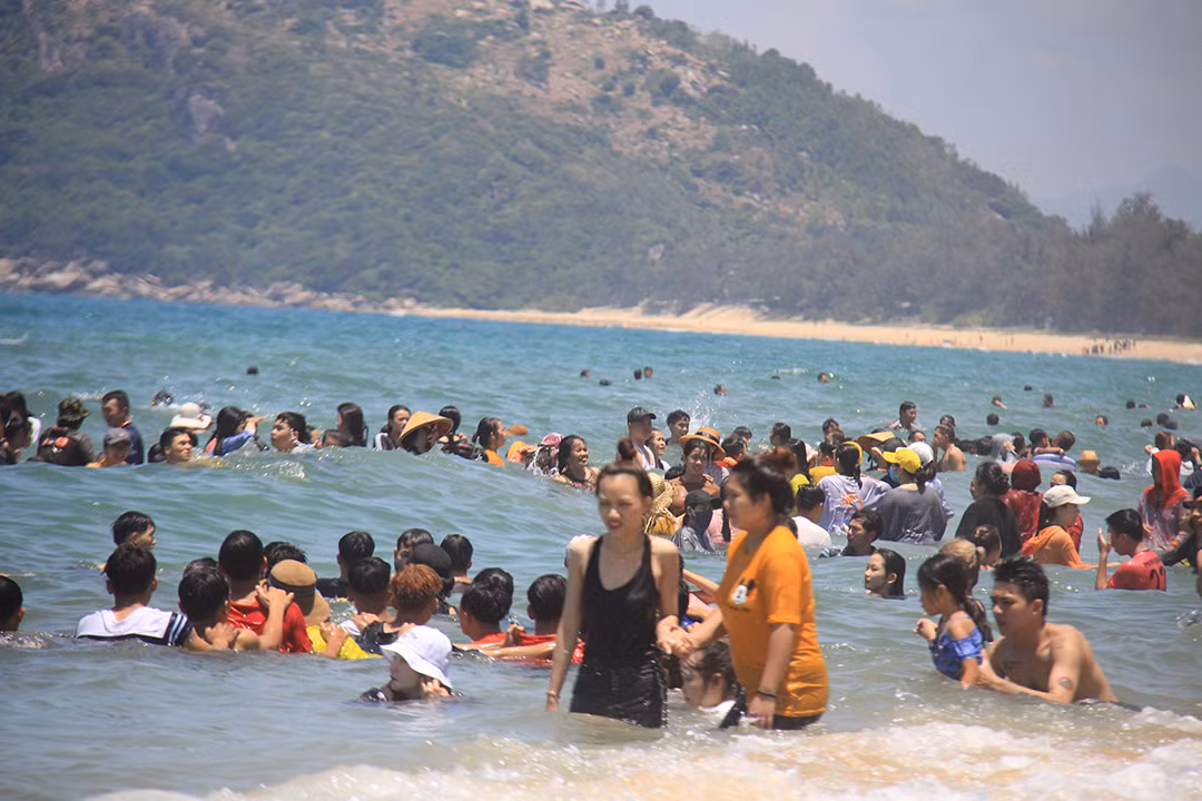 Hàng nghìn người đội nắng tắm biển giữa trưa Tết Đoan Ngọ ảnh 4