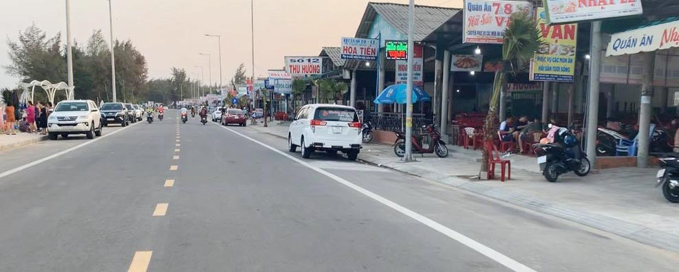 Mỹ Khê tấp nập người đổ xô tắm biển bất chấp lệnh cấm ảnh 3