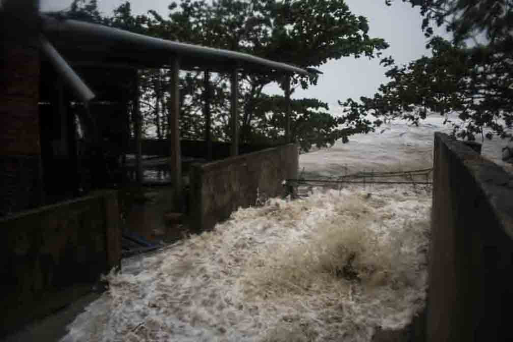 Bão số 9 đổ bộ: Sóng biển ập vào làng chài, người dân khóc vì mất nhà ảnh 2