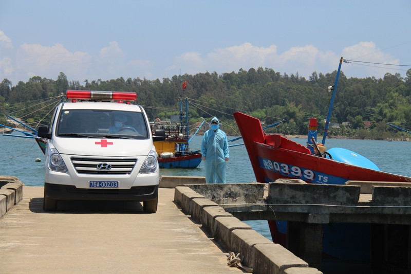 4 trong số 8 ngư dân Quảng Ngãi bị tàu Trung Quốc đâm chìm đã vào bờ an toàn ảnh 3