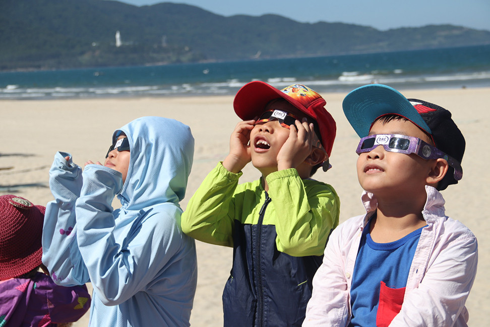 Đà Nẵng: Tây, ta cùng ngửa cổ chiêm ngưỡng nhật thực cuối cùng của thập kỷ ảnh 5