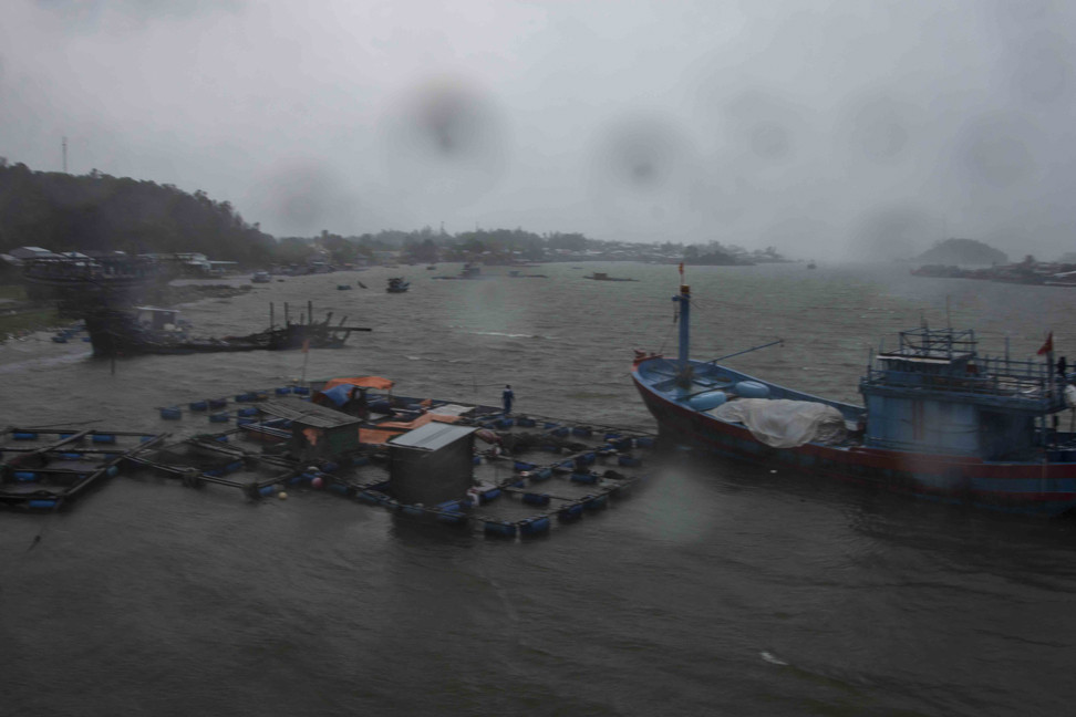 Bão giật cấp 12 đổ bộ Quảng Ngãi - Phú Yên, 48 người trên 4 tàu vận tải trôi neo ảnh 9